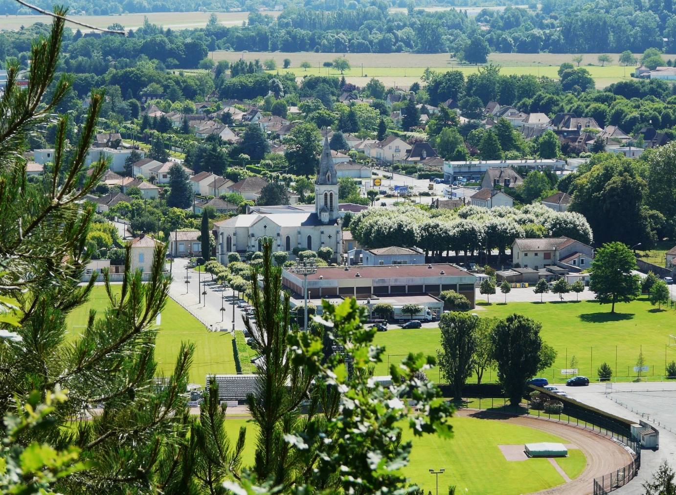 Vue panoramique de Trélissac en Dordogne avec son église et son terrain de sport